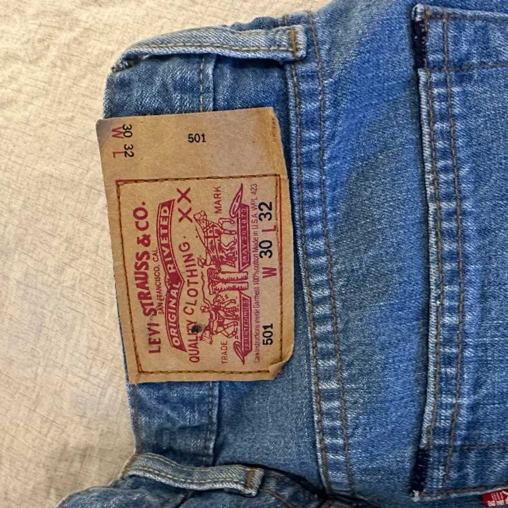 Levi’s 501 högmidjade jeans i färgen blå . Jeans & Byxor.