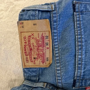 Vintage Levi’s 501 jeans  - Levi’s 501 högmidjade jeans i färgen blå 