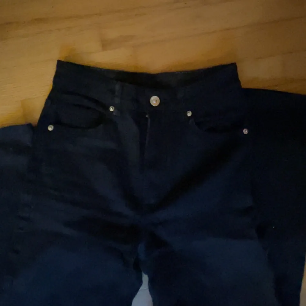 Högmidjade raka jeans från H&M. Säljer då jag inte använder de längre💕 Pris kan diskuteras!. Jeans & Byxor.