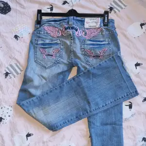 Jättefina jeans som tyvärr är för små för mig. De är i storlek 34 eller storlek s. Några diamanter från vingarna har ramlat av men det är inget man tänker på. Så fina!