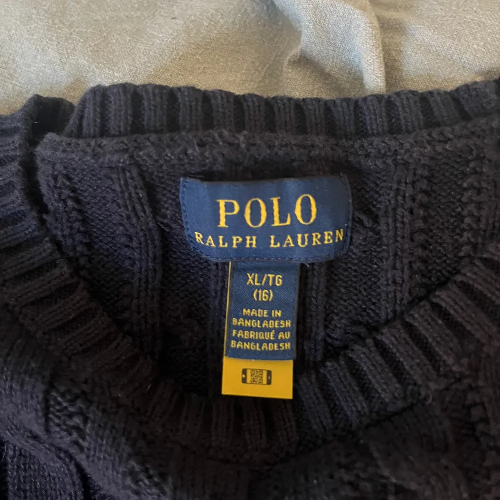 super classy kabelstickad tröja från ralph lauren. nypris ca. 1300. Storlek 16 år och passar mig som är 165 typ. Föreslå gärna annat pris 🩷. Tröjor & Koftor.