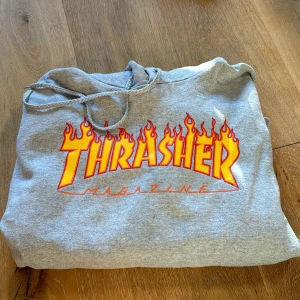 Thrasher hoodie - Väl använd men bra skick, har någon fläck vid fickan (se bild ovan), avklippt nedtill.