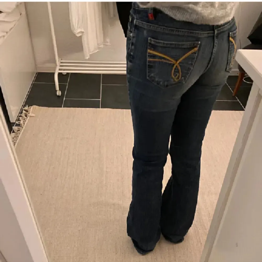Lågmidjade jeans från Esprit, långa på mig som är 170 cm 🩷. Jeans & Byxor.