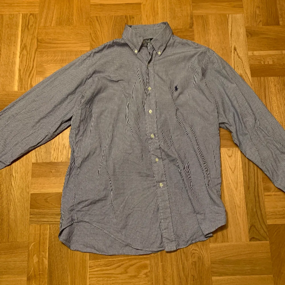 Fet raffe skjorta säljes. Aldrig använt så inga defekter alls. Passar L och oversized på M. Pris kan diskuteras vid snabb affär.. Skjortor.