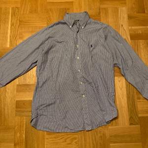 Fet raffe skjorta säljes. Aldrig använt så inga defekter alls. Passar L och oversized på M. Pris kan diskuteras vid snabb affär.