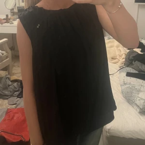 topp - svart topp från hm, se material på andra bilden. 💖tryck gärna köp nu!💖