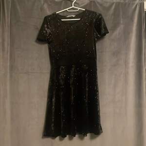 Fin klänning ifrån HM. Medelkort svart klänning med gulddetaljer på. Inga defekter och använd endast 1 eller 2 gånger. Skriv om ni har några funderingar 😚💕