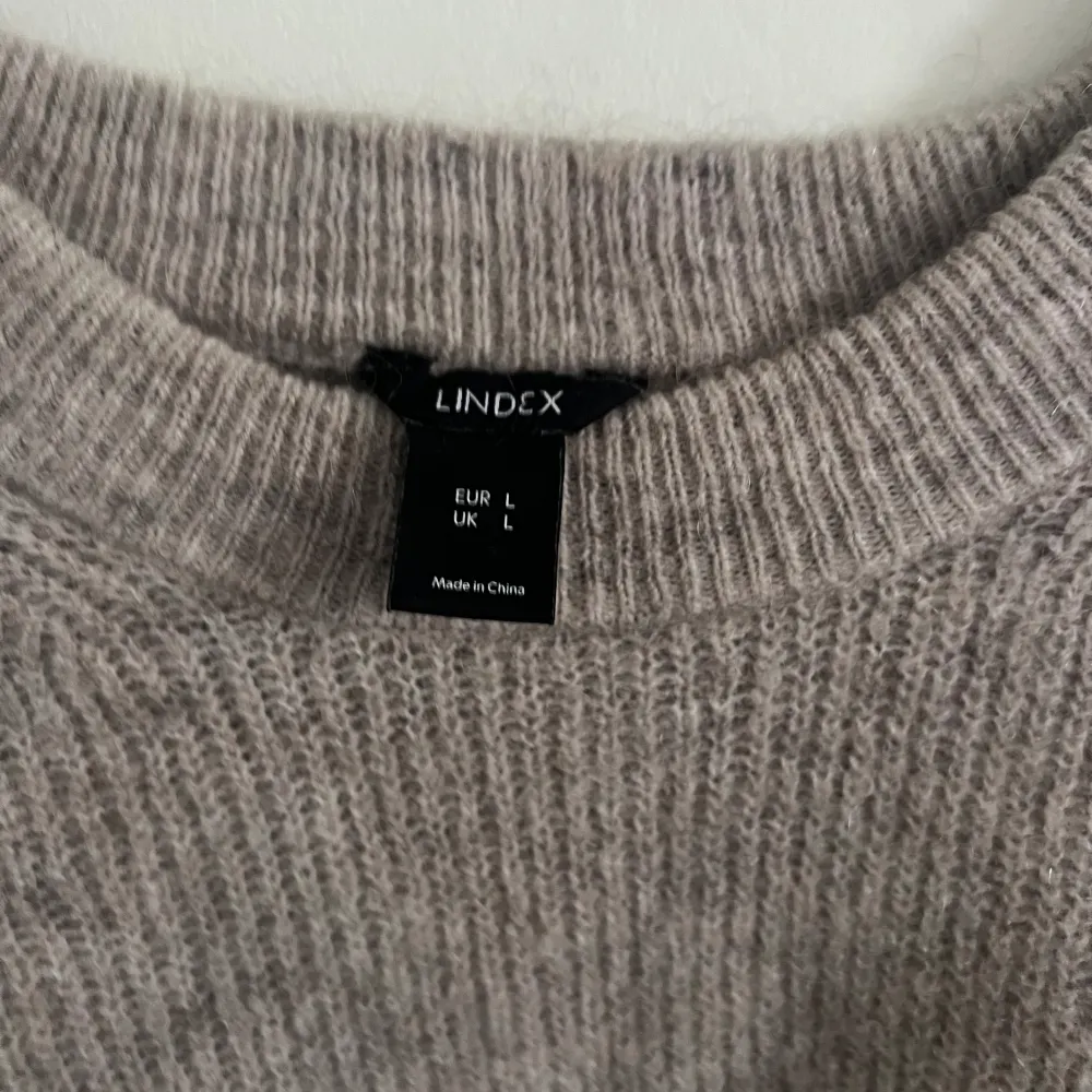 Säljer min fina stickade tröja från Lindex pga att den inte kommer till användning. Storlek L men skulle säga att den passar M bäst. Säljer för 300🩷. Stickat.