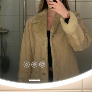 Pälsjacka - Beige Äkta päls och skinn jacka i strl S. Varm och snygg till höst/vår. 