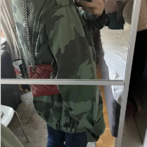 Kurt Geiger väska vinröd - Super snygg väska från Kurt Geiger i perfekt storlek