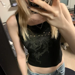 Svart topp - Supercool svart topp med gemstones🎀 Ingen storlek men passar S eller Xs. Svarar gärna på frågor om mått, prisförslag osv❤️