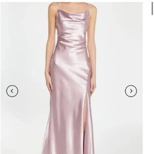 Balklänning från True Decadence - Säljer denna fina balklänning från Zalando! Skicka privat för fler bilder då det inte får plats i inlägget. Ordinarie pris 1399kr. Prislapp kvar 