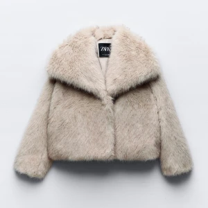 Zara pälsjacka - Säljer den slutsålda pälsjackan från zara i storlek M. Använd fåtal gånger❤️