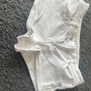 Mini shorts !!⭐️ - Mini jean shorts från HM  storlek 32⭐️  jag har glömt hur mycket jag köpte för men priset kan diskuteras privat⭐️⭐️💋