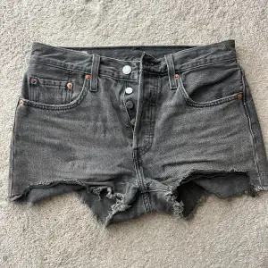 Säljer dessa Levis 501 shorts! Tyvärr för små för mig men verkligen supersnygga till sommaren!💕