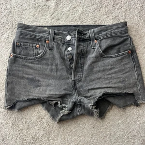 501 Levis shorts - Säljer dessa Levis 501 shorts! Tyvärr för små för mig men verkligen supersnygga till sommaren!💕