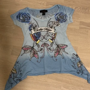 Ed hardy t-shirt - Skiiitsnygg blå topp med stenar och tryck från Christian Audigier/Ed hardy🎀 Storlek Xs men passar även S! Svarar gärna på frågor om mått, prisförslag osv❤️