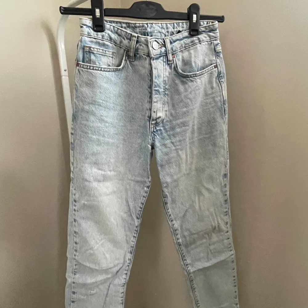 Ljusblå jeans från bikbok. Straight mid waist. St w26. Jeans & Byxor.