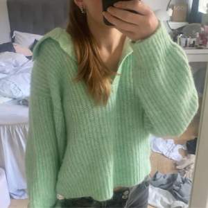 En fin grön stickad tröja ifårn Gina Tricot🌵Endast testad, original pris:399kr⭐️ inga defekter⭐️ måste få såld🌵