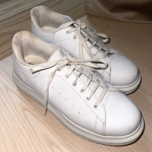 Vita sneakers Nelly - Storlek 39, lite små i storleken. 