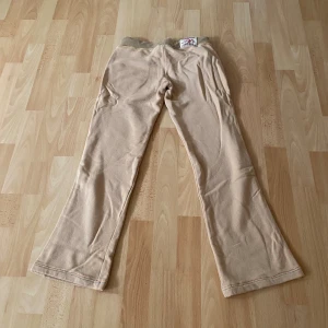 Byxor  - Unika vintage byxor från märket true religion, lågmidjade och någorlunda utsvängda. Står storlek M men skulle säga att dem sitter mer som en S, har dock mycket stretch i tyget. Passar någon som är kort, skriv för mått!