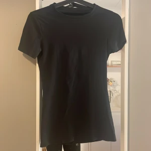 Svart kortärmad tröja från intimissimi - Säljer denna snygga intimissimi tröjan💕Använt några gånger men har inga defekter💗
