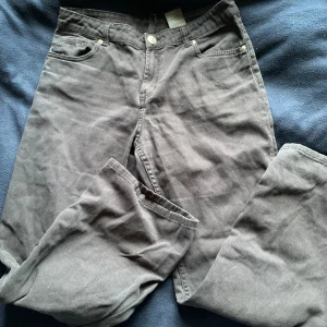 Lågmidjade, svarta jeans !! - Lågmidjade, svarta jeans ifrån hm !!  Nypris ca 150kr  Har används och tvättats ett par gånger, så är inte lika svarta längre. Inga hål eller fläckar osv.