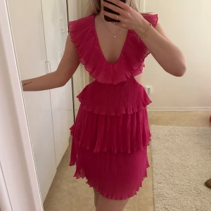 Klänning - Aldrig använd lappar kvar. Färgen är mer chockrosa i verkligheten