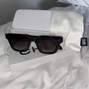 Ett par solglasögon från chimi i modellen 004, använda fåtal gånger så dem är i jättebra skick. 🤗