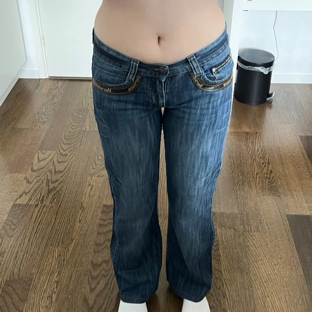 Baggy lågmidjade Versace jeans. Förmodligen inte äkta. Midjemått: 76 cm. Innerbenslängd: 78 cm. Modellen är 167 cm lång. Storlek W30, passar mer W28-29. Skriv privat för mer bilder och mått! 💕. Jeans & Byxor.