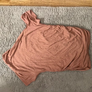 Tröja - Säljer en tröja från Gina tricot, Storlek L men om man viker upp den lite passar den som S/M,aldrig använd,är som i nyskick,säljer för 150kr