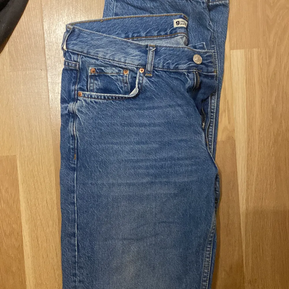 Ginatricot perfekt jeans raka ben med låg midja strl 38! Sparsamt använda inga defekter💗 Skriv om ni har frågor💗. Jeans & Byxor.