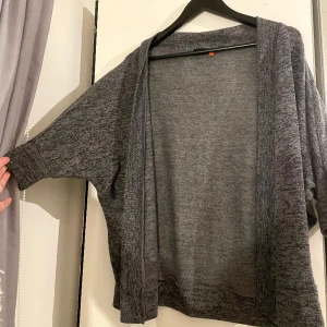 Grå kofta - Grå kofta från only, storlek s