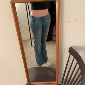 lågmidjade jeans - Säljer lågmidjade jeans (bootcut) pga att jag inte använder dem så ofta💗. Innermåttet är 79 och de är i storlek 38. Använda men i bra skick.  Köparen står för frakten 🫶🏼