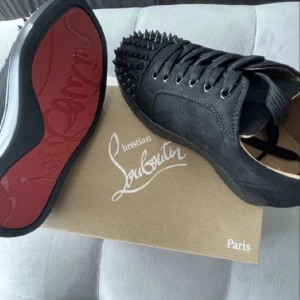 Christian Louboutin - Säljer ett par Loubs med storlek 43 som även passar 44, skorna är i bra skick förutom att texten på sulan är lite bortskrapad med tiden. Dem köptes när jag va i Miami.