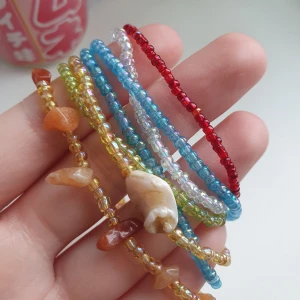 Armband - Söta pärlemor armband i massa färger! Finns möjlighet till custom orders (skriv en dm så visar jag alla färger, kristaller samt annat jag har att välja bland ☺️). Armband simpel 15kr Armband med kristaller eller berlock 30kr 