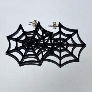 ett par svarta spindelnät örhängen i plast! 🕸️de är ungefär 5,5cm långa och är köpta från h&m tror jag