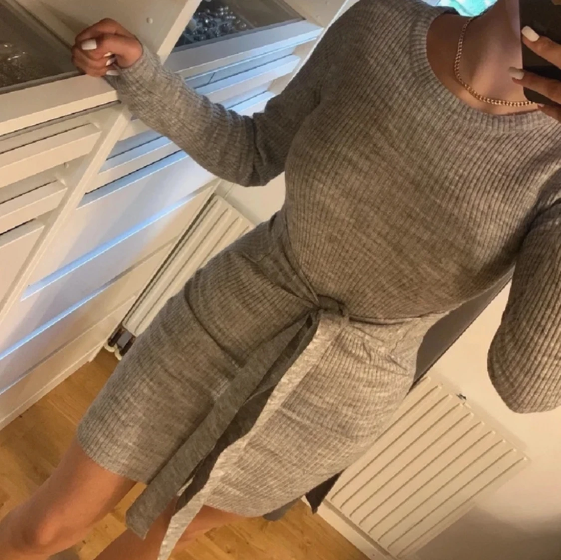 Grå stickad klänning med knyte - 90