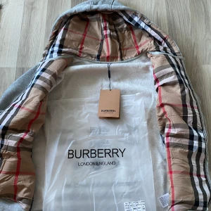 Burberry zip hoodie - Helt ny aldrig använd XL men passar m och kanske L Ett till ett k*pia