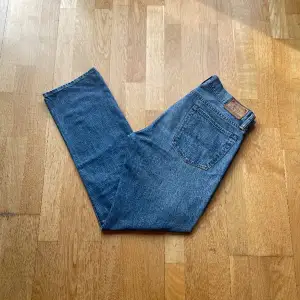 Säljer dessa riktigt feta Ralph Lauren jeans i nyskick! Modellen är straight fit. Storlek 32/32. Passar dig som är 180-187. Nypris i butik är på runt 2000 kr. 