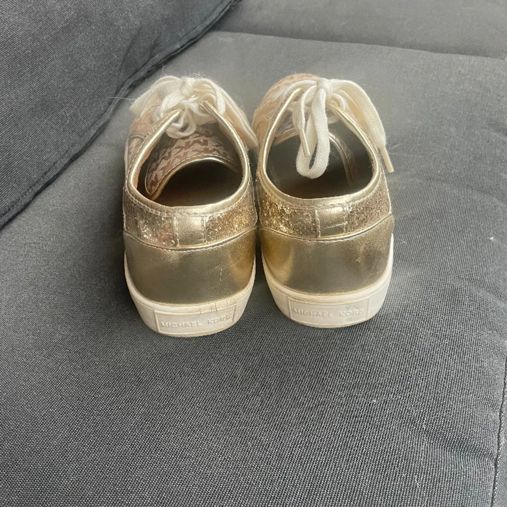 Super snygga Guldiga Michael Kors skor. Använd fåtal gånger älskar dom men de blev för små för mig.Köpt i USA. Skor.
