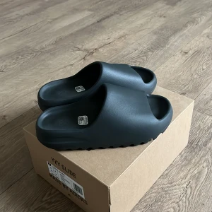 Yeezy Slides - Oanvända i nyskick. Köptes ifrån adidas confrimed. Storlek 42, går ner i pris vid snabb affär