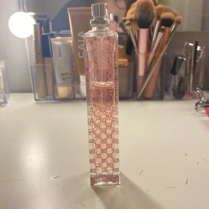 Gucci envy me - Gucci parfym envy me. Ungefär 1/3 använd men använder ej längre ny pris ca 2000 säljer för 300 för vill bara bli av med allt.