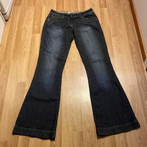 (9) lågmidjade bootcut jeans helt nya med lappen kvar, hur snygga som helst med innetyg och unika fickor, stretchiga. Midjemått rakt över: 36cm, innerbenslängd: 86cm 🩵