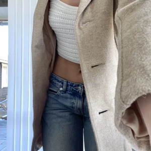 Kappa - Knälång kappa i beiget från h&m. Gammal kollektion😍 fint skick fortfarande. Strl 36 men passar mindre då den är lite liten i ärmarna❤️