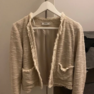 Mango kofta  - Säljer denna fina kofta som är fin nu till sommaren om det är kallare,den är köpt på plick men har endast använt den en gång