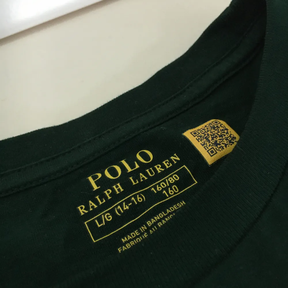 Polo t-shirt  Ny pris: 495kr  Vårat pris: 250kr  Skriv i dm för köp!. T-shirts.