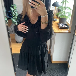 Svart klänning - Supersnygg, elegant klänning från Copenhagen Luxe, köpt för tre månader så den är helt ny. Inte kommit till användning tyvärr då jag har många klänningar. Nypris 800kr