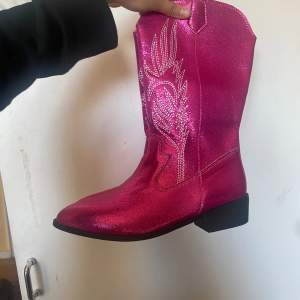 Rosa cowboy skor i storlek 38. Har endast provat dem en gång. Säljes eftersom jag fick i fel storlek.