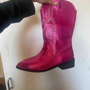Rosa cowboy skor  - Rosa cowboy skor i storlek 38. Har endast provat dem en gång. Säljes eftersom jag fick i fel storlek.
